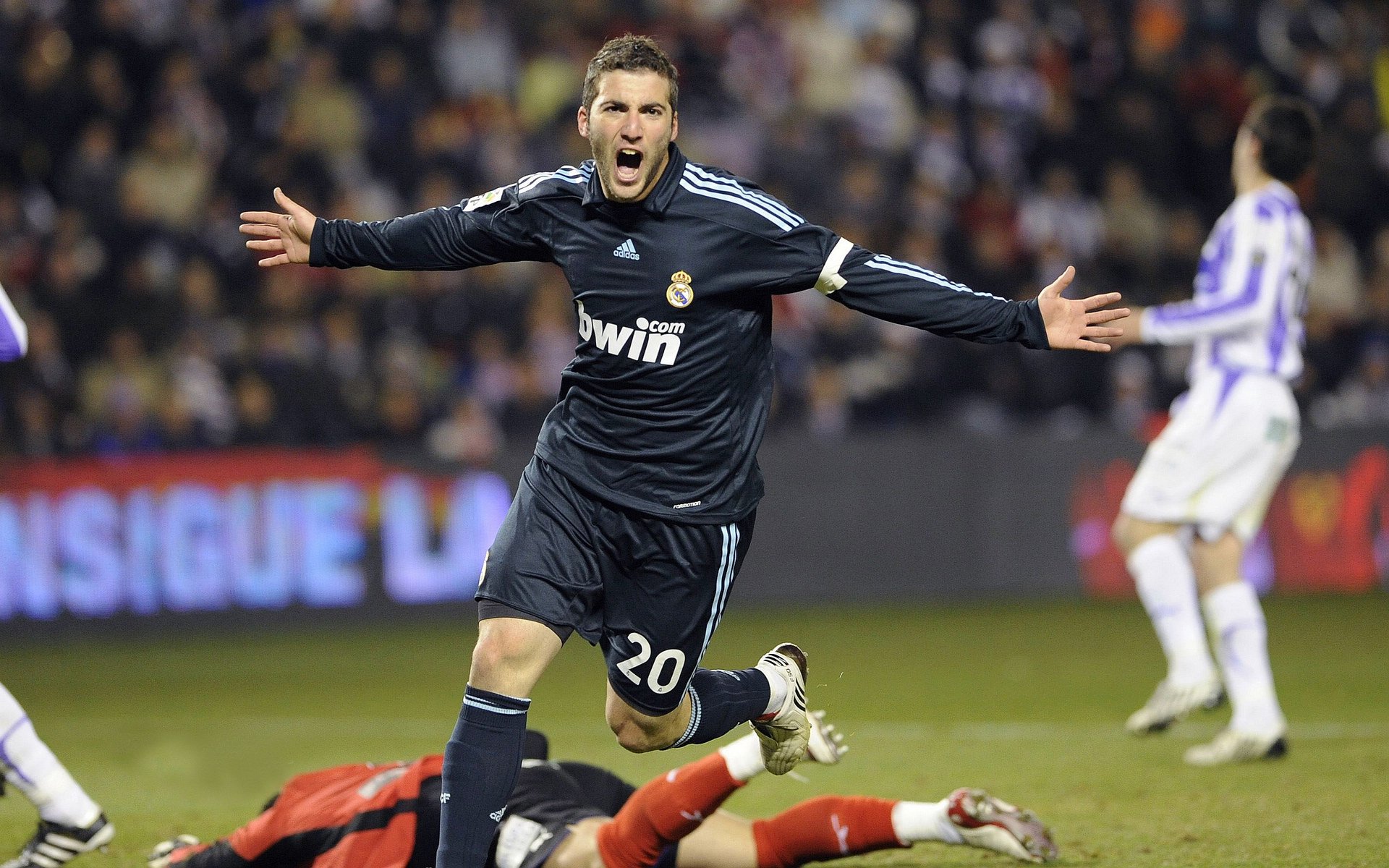 “意甲悬念丛生,冠军争夺愈发激烈”,意甲经典比赛