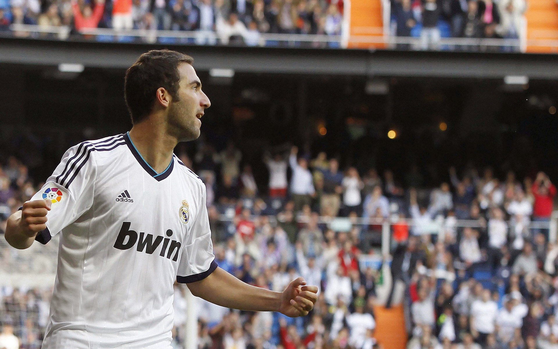 “未来已来：机器人裁判与全息投影引领棒球运动的科技革命”，未来机器人比赛